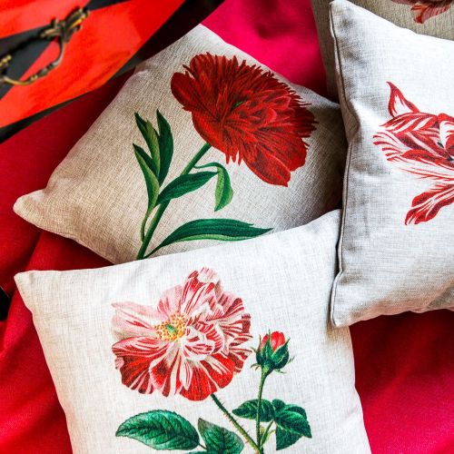 Интерьерная подушка «Цветочный ноктюрн», версия 4