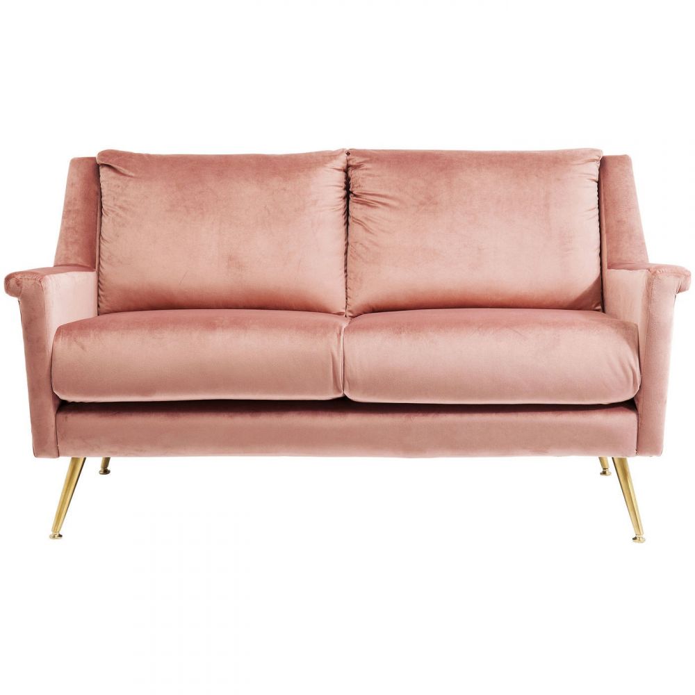 диван в розовом цвете
